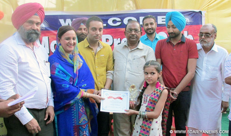 ਮੁੱਖ ਸੰਸਦੀ ਸਕੱਤਰ ਖੁਰਾਕ ਤੇ ਸਿਵਲ ਸਪਲਾਈ ਪ੍ਰਕਾਸ਼ ਚੰਦ ਗਰਗ ਮੋਹਾਲੀ ਪ੍ਰੈਸ ਕਲੱਬ ਵੱਲੋਂ ਲਗਾਏ ਸਮਰ ਕੈਂਪ ਵਿੱਚ ਭਾਗ ਲੈਣ ਵਾਲੇ ਬੱਚਿਆਂ ਨੂੰ ਸਨਮਾਨਿਤ ਕਰਦੇ ਹੋਏ। ਉਨ੍ਹਾਂ ਨਾਲ ਜ਼ਿਲ੍ਹਾ ਯੋਜਨਾ ਕਮੇਟੀ ਦੀ ਚੇਅਰਪਰਸਨ ਸ੍ਰੀਮਤੀ ਅਮਨਜੋਤ ਕੌਰ ਰਾਮੂਵਾਲੀਆ ਵੀ ਦਿਖਾਈ ਦੇ ਰਹੇ ਹਨ। 