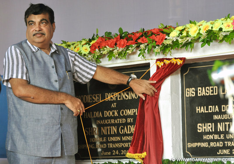 Nitin Gadkari unveiling the plaque to inaugurate the Bio-diesel Dispensing Unit, at Haldia Dock Complex, West Bengal on June 24, 2015.