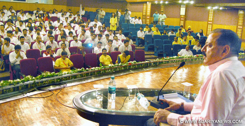 Dr. Jitendra Singh addressing a youth congregation, organised by the “Vision India Foundation” under its “Boot Camp” programme, in New Delhi on June 30, 2015.