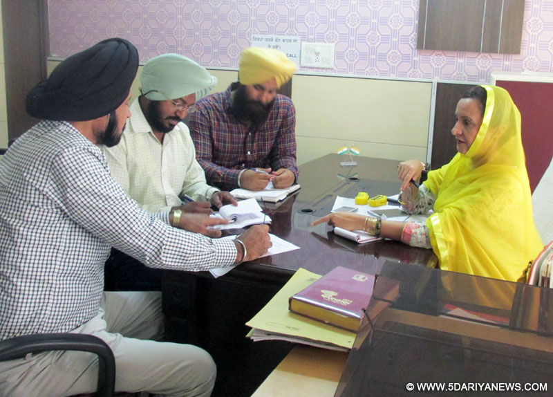 ਚੇਅਰਪਰਸ਼ਨ ਜ਼ਿਲ੍ਹਾ ਯੋਜਨਾ ਕਮੇਟੀ ਬੀਬੀ ਅਮਨਜੋਤ ਕੌਰ ਰਾਮੂਵਾਲੀਆ ਸਕੂਲਾਂ ਦੇ ਵਿਕਾਸ ਕਾਰਜਾਂ ਦੀ ਸਮੀਖਿੱਆ ਸਬੰਧੀ ਸੱਦੀ ਗਈ ਮੀਟਿੰਗ ਦੀ ਪ੍ਰਧਾਨਗੀ ਕਰਦੇ ਹੋਏ। 