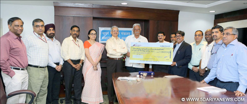 Ashok Gajapathi Raju Pusapati receiving a cheque of Rs. 143 crores as final dividend for the year 2013-14 from the Chairman, Airports Authority of India, Shri R.K. Srivastava, in New Delhi 