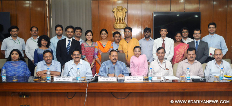 Dr. Jitendra Singh with the candidates who have qualified for the Indian Civil Services-2014 Examination, in New Delhi 