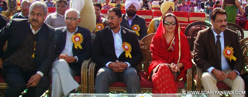 ਅਨਿਲ ਜੋਸ਼ੀ ਐਸ.ਏ.ਐਸ.ਨਗਰ ਦੇ ਸਰਵਹਿੱਤਕਾਰੀ ਮਾਡਲ ਸੀਨੀਅਰ ਸੈਕੰਡਰੀ ਸਕੂਲ ਦੇ ਸਲਾਨਾਂ ਇਨਾਮ ਵੰਡ ਸਮਾਰੋਹ ਵਿਚ ਬਤੌਰ ਸ਼ਾਮਲ ਹੁੰਦੇ ਹੋਏ । ਉਨਾਂਹ ਨਾਲ ਬੀਬੀ ਅਮਨਜੋਤ ਕੌਰ ਰਾਮੂਵਾਲੀਆ ਵੀ ਦਿਖਾਈ ਦੇ ਰਹੇ ਹਨ।
