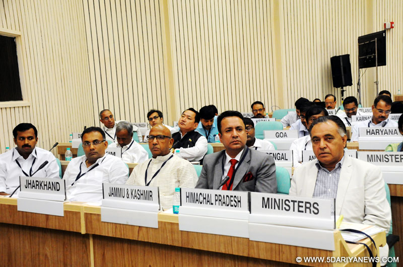 हिमाचल प्रदेश के खाद्य एवं आपूर्ति मंत्री जी.एस.बाली आज नई दिल्ली में खाद्य सुरक्षा एवं वितरण प्रणाली की समीक्षा के लिए आयोजित राष्ट्रस्तरीय परामर्श बैठक में भाग लेते हुए ।