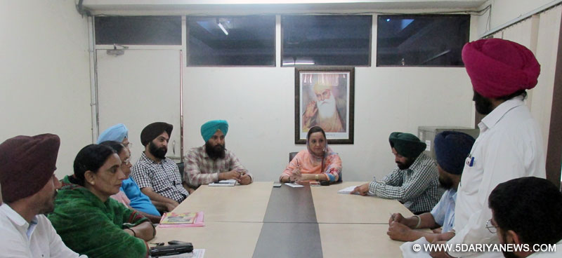ਚੇਅਰਪਰਸ਼ਨ ਜ਼ਿਲ੍ਹਾ ਯੋਜਨਾ ਕਮੇਟੀ ਬੀਬੀ ਅਮਨ ਜੋਤ ਕੌਰ ਰਾਮੂਵਾਲੀਆ ਜ਼ਿਲ੍ਹਾ ਯੋਜਨਾ ਕਮੇਟੀ ਦੇ ਦਫਤਰ ਵਿਖੇ ਪੰਚਾਇਤਾਂ ਦੀਆਂ ਮੁਸ਼ਕਲਾਂ ਸੁਣਦੇ ਹੋਏ। 