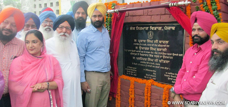 ਵਿੱਤ ਤੇ ਯੌਜਨਾ ਮੰਤਰੀ ਪੰਜਾਬ ਪਰਮਿੰਦਰ ਸਿੰਘ ਢੀਂਡਸਾਂ ਮੀਆਂਪੁਰ ਚੰਗਰ ਤੋਂ ਖਿਜਰਾਬਾਦ ਤੱਕ ਦੀ ਨਵੀਂ ਬਣੀ ਸੜਕ ਦਾ ਉਦਘਾਟਨ ਕਰਦੇ ਹੋਏ। ਉਨ੍ਹਾਂ ਨਾਲ ਜਥੇਦਾਰ ਉਜਾਗਰ ਸਿੰਘ ਬਡਾਲੀ ਵੀ ਦਿਖਾਈ ਦੇ ਰਹੇ ਹਨ। 