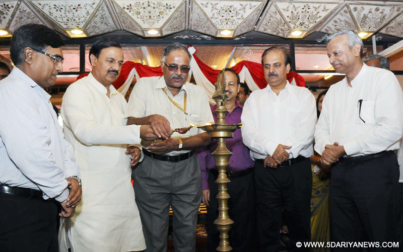Dr. Mahesh Sharma lighting the lamp to inaugurate the ‘OBJET d’ ART’ (Hastkala) – Exhibition Cum Sale of Art Objects/Ethnic Art Décor, in New Delhi 
