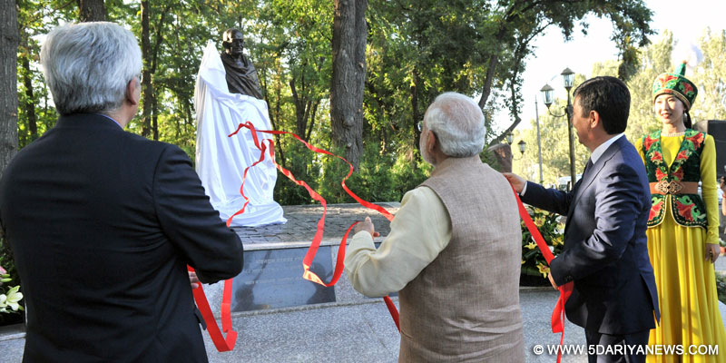 Narendra Modi and the Prime Minister of Kyrgyz Republic, Temir Sariyev unveiling the Statute of Mahatma Gandhi, at Mahatma Gandhi Avenue, in Bishkek