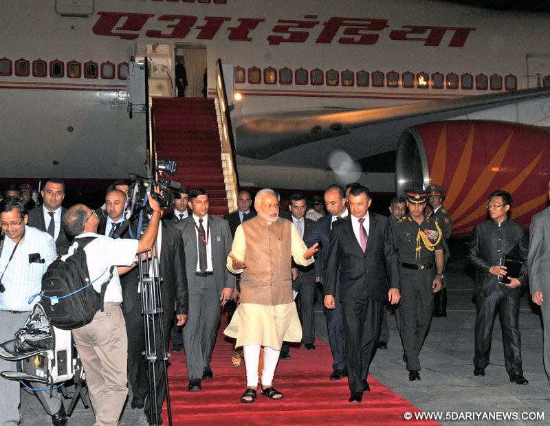 The Prime Minister, Narendra Modi being welcomed by the Prime Minister of Tajikistan, Qohir Rosoulzoda, on his arrival at Dushanbe International Airport, Tajikistan
