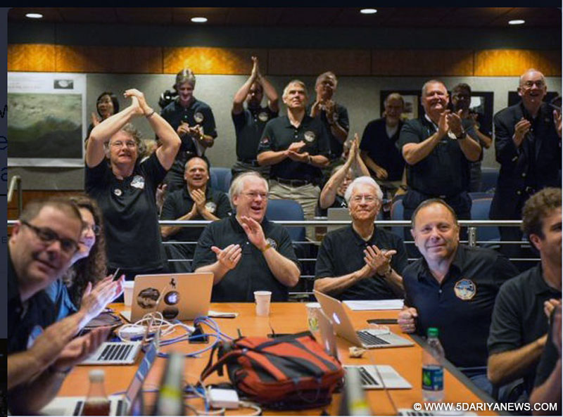 Applause by Nasa New Horizons team as countdown to the Pluto flyby ends. Picture sent on twitter by Nasa.
