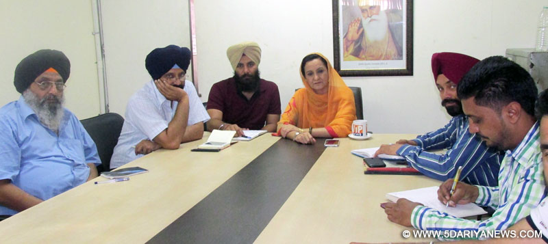 ਚੇਅਰਪਰਸ਼ਨ ਜ਼ਿਲ੍ਹਾ ਯੋਜਨਾ ਕਮੇਟੀ ਬੀਬੀ ਅਮਨਜੋਤ ਕੌਰ ਰਾਮੂਵਾਲੀਆ  ਪੰਚਾਇਤਾਂ ਦੀਆਂ ਮੁਸ਼ਕਲਾਂ ਸੁਣਦੇ ਹੋਏ। 