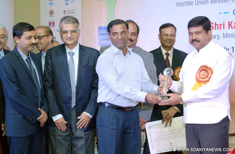 Dharmendra Pradhan gave away the PetroFed Awards 2014, at a function, in New Delhi on July 15, 2015.