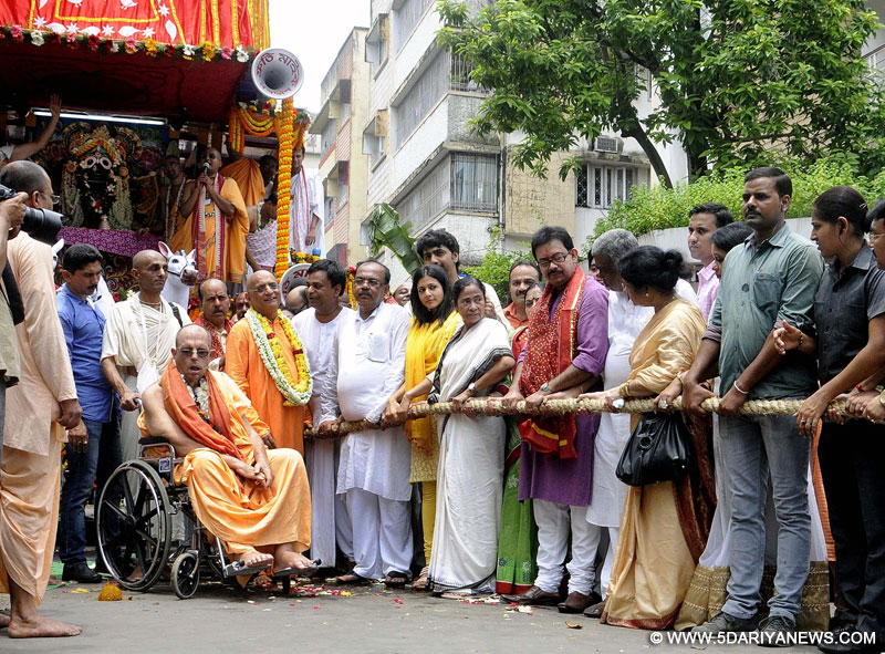 Kolkata: West Bengal Chief Minister Mamata Banerjee, actor and TMC MP Dev and actress Koel Mullick joins devotees as they pull the holy rope of Lord Jagganath during International Society for Krishna Consciousness (ISKON) Rath Yatra celebration in Kolkata on July 18, 2015.