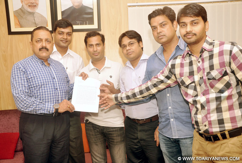 A delegation of "Prasar Bharati" Contractual Employees handing over a memorandum to the Minister of State for Development of North Eastern Region (I/C), Prime Minister’s Office, Personnel, Public Grievances & Pensions, Department of Atomic Energy, Department of Space, Dr. Jitendra Singh, in New Delhi on July 20, 2015.