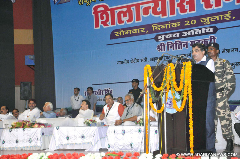 The Union Minister for Road Transport & Highways and Shipping, Nitin Gadkari unveiling the plaque to lay the foundation stone for the Four-laning of Hisar-Dabwali National Highway, at Sirsa, Haryana on July 20, 2015.The Chief Minister of Haryana, Shri Manohar Lal Khattar other dignitaries are also seen.