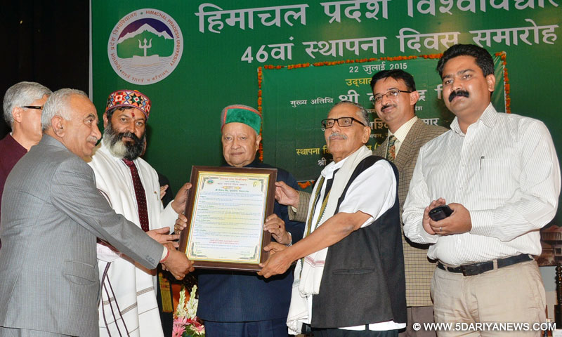 Chief Minister Shri Virbhadra Singh being presented a memento on the occasion of celebration of the 46th foundation day of the Himachal Pradesh University (HPU) at Shimla on 22nd July 2015