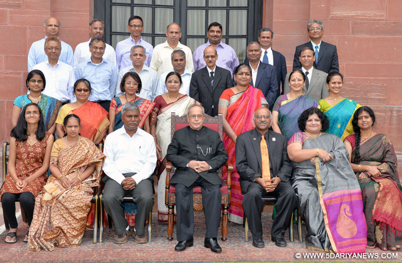 The President, Shri Pranab Mukherjee with the Alumni of the Indian Statistical Institute, Kolkata, at Rashtrapati Bhavan, in New Delhi on July 23, 2015.