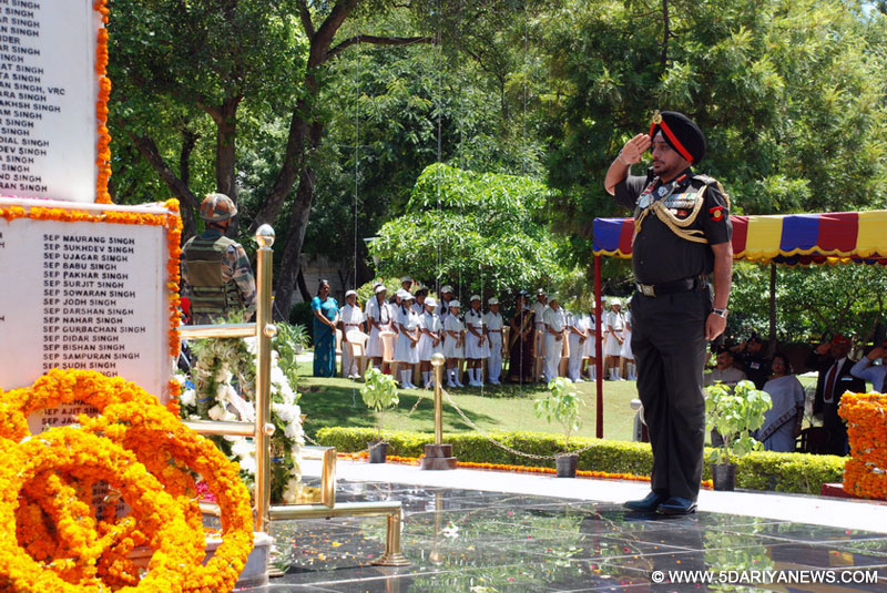 Lt. Gen. K.J.Singh, GOC-in-C Western Command paying a salutary homage to the martyrs of Kargil War.