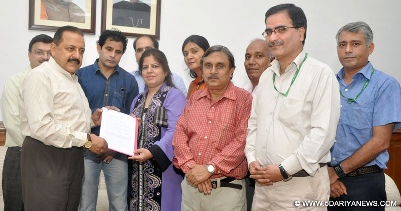 Dr. Jitendra Singh receiving a memorandum from a deputation of Central Secretariat Stenographers’ Service (CSSS) Association, in New Delhi on July 27, 2015.