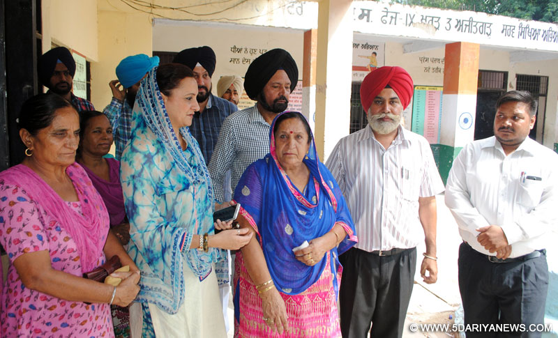 ਚੇਅਰਪਰਸ਼ਨ ਜ਼ਿਲ੍ਹਾ ਯੋਜਨਾ ਕਮੇਟੀ ਬੀਬੀ ਅਮਨਜੋਤ ਕੌਰ ਰਾਮੂਵਾਲੀਆ ਫੇਜ਼ -9 ਦੇ ਸਰਕਾਰੀ ਐਲੀਮੈਂਟਰੀ ਸਕੂਲ ਦਾ ਦੌਰਾ ਕਰਦੇ ਹੋਏ। 