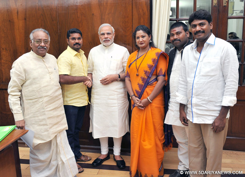 A delegation of weavers from Andhra Pradesh and Telangana calls on the Prime Minister, Shri Narendra Modi, in New Delhi on July 31, 2015.
