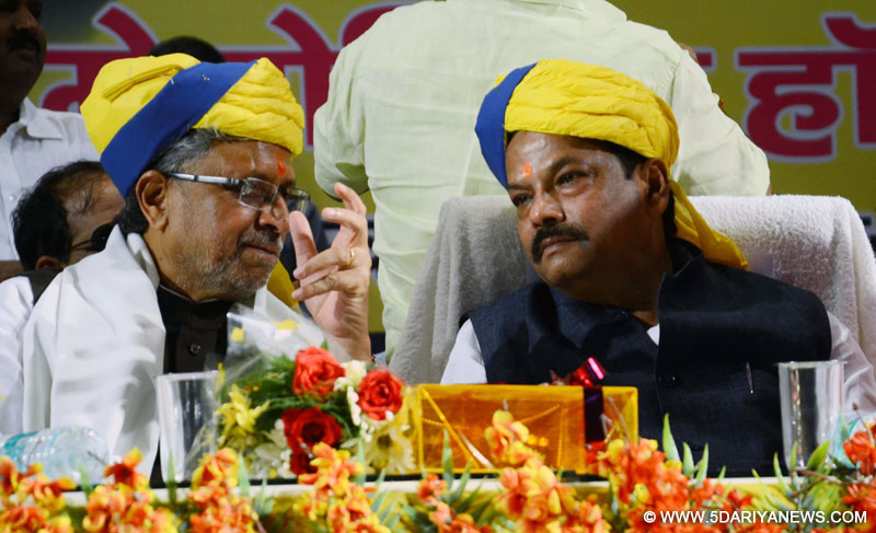 Patna: BJP leader Sushil Kumar Modi and Jharkhand Chief Minister Raghubar Das during a party programme in Patna, on Aug 2, 2015.