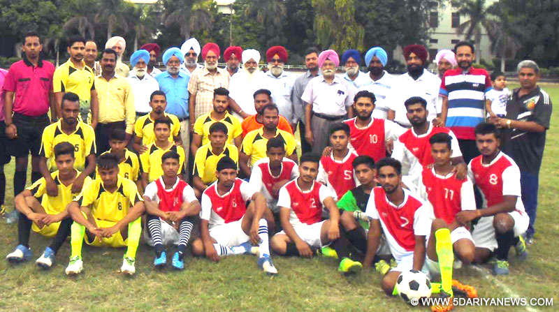 ਫੁੱਟਬਾਲ ਟੂਰਨਾਮੈਂਟ ਦੇ ਉਦਘਾਟਨ ਮੌਕੇ ਖਿਡਾਰੀਆਂ ਨਾਲ ਸੰਤ ਬਾਬਾ ਸਾਧੂ ਸਿੰਘ ਕਹਾਰਪੁਰੀ ਤੇ ਹੋਰ