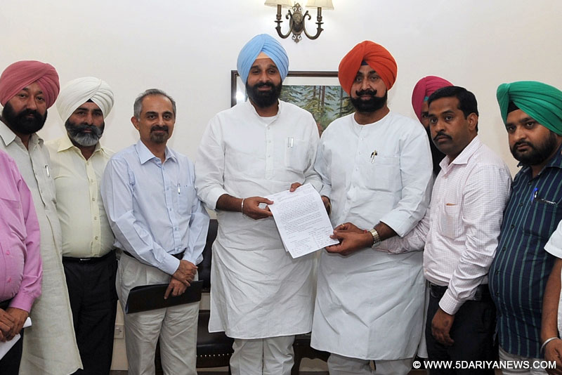 A deputation of stamp vendors from district Mohali led by Jagmohan Singh Kang, MLA & former minister handing over a memorandum to Punjab Revenue Minister Bikram Singh Majithia at Chandigarh on August 3, 2015.