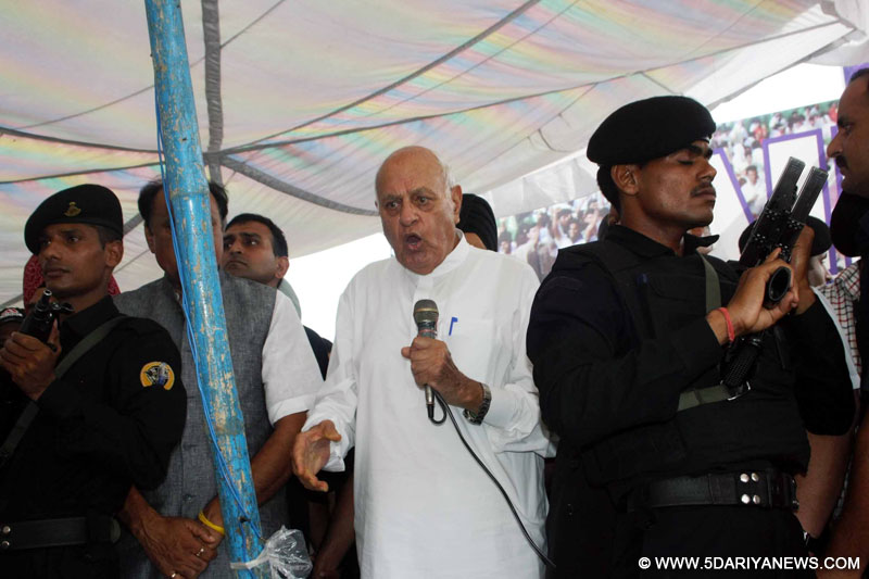 Jammu: Former Jammu and Kashmir chief minister Farooq Abdullah addresses supporters of the AIIMS coordination committee and proposed that an all-party delegation meets Prime Minister Narendra Modi to resolve the ongoing agitation demanding an AIIMS in Jammu, on Aug 3, 2015. 