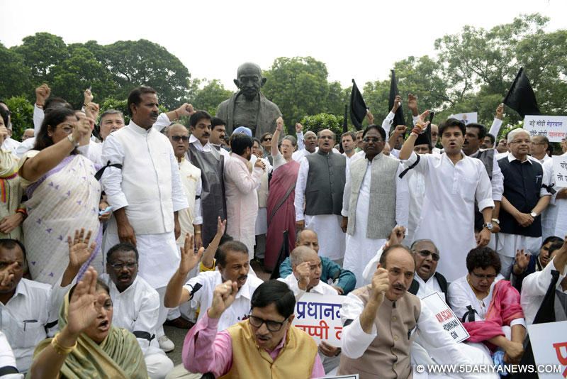 New Delhi: Congress chief Sonia Gandhi, party vice president Rahul Gandhi, party MPs Shashi Tharoor, Ghulam Nabi Azad, Jyotiraditya Scindia and other parliamentarians stage a demonstration against suspension of Congress MPs at the Parliament in New Delhi, on Aug 5, 2015. 