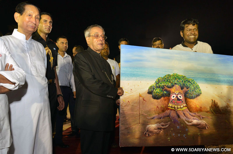 The President, Shri Pranab Mukherjee being presented a Sand Art Painting on Lord Jagannath (Nabakalebara) by Shri Sudarsan Pattnik, in Puri, Odisha on August 07, 2015. The Governor of Odisha, Shri. S.C. Jamir is also seen.