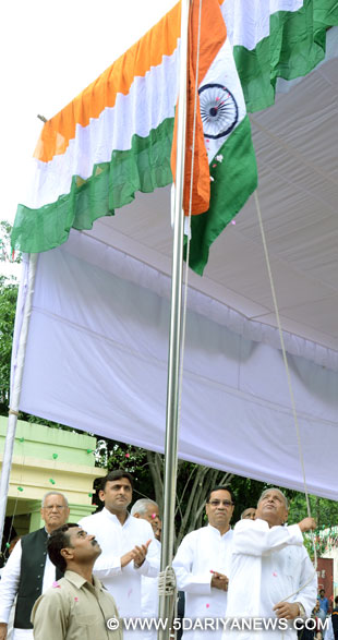 SP chief Mulayam Singh Yadav hoists the national flag on the occasion of 69th ``Independence Day`` celebration in Lucknow, on Aug 15, 2015. Also seen Uttar Pradesh Chief Minister Akhilesh Yadav. 