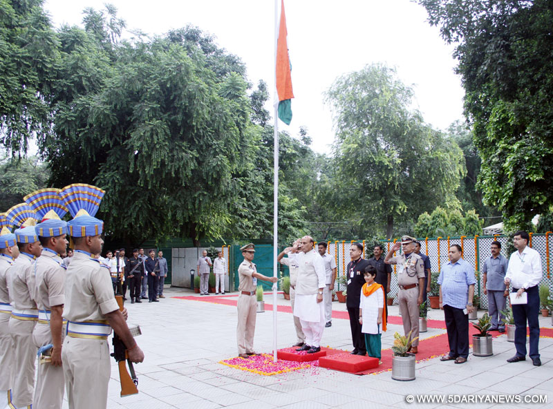 The Union Home Minister, Shri Rajnath Singh hoisting the National Flag on 69th Independence Day Celebrations, in New Delhi on August 15, 2015. 