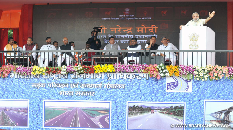 The Prime Minister, Shri Narendra Modi addressing at the dedication of the National Highway projects to the nation, at Ara, in Bihar on August 18, 2015. The Governor of Bihar, Shri Ram Nath Kovind and the Union Ministers are also seen.