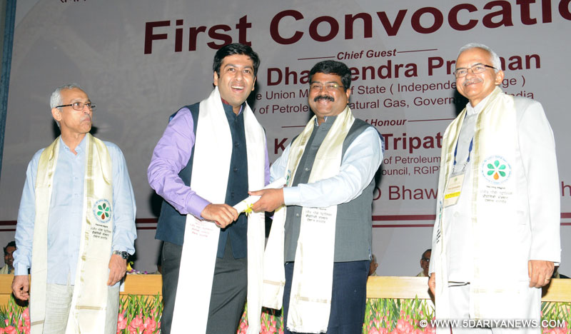 Dharmendra Pradhan presented the medals and degrees to the students, at the First Convocation of the Rajiv Gandhi Institute of Petroleum Technology (RGIPT), Rae Bareli, in New Delhi on August 19, 2015. 