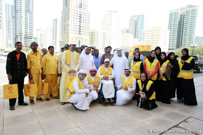 Sheikh Mohammed bin Humaid Al Qasimi mediating the Sharjah Census and Light Mark teams in a group picture