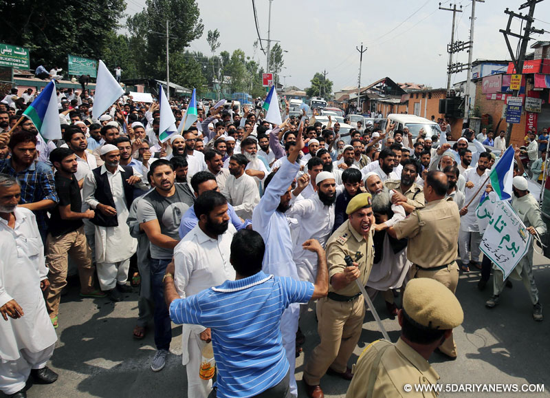 Activists of Tehreek-e-Hurriyat stage a demonstration at Hyderpora in Srinagar on Aug 23, 2015.