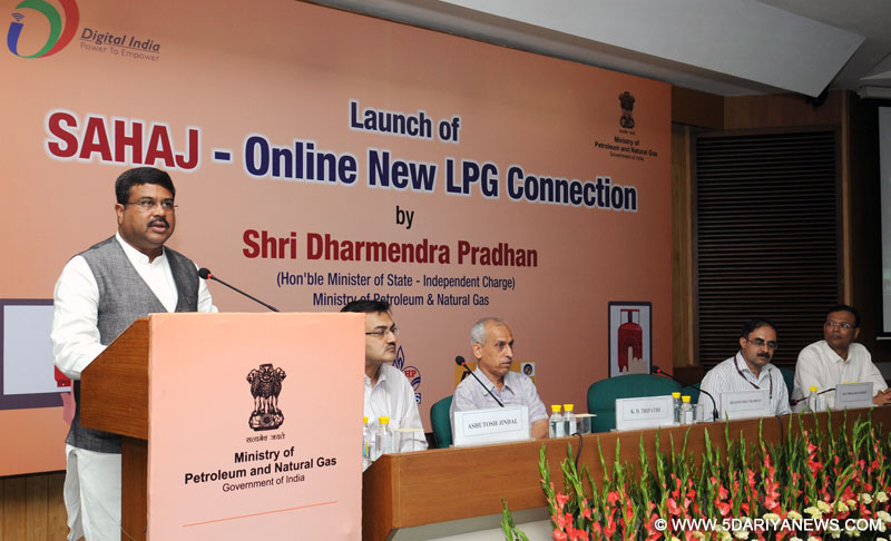 Union Minister of State for Petroleum and Natural Gas (Independent Charge), Dharmendra Pradhan addresses at the launch of the e-SV-Sahaj-Online release of LPG connections, in New Delhi on Aug 30, 2015.