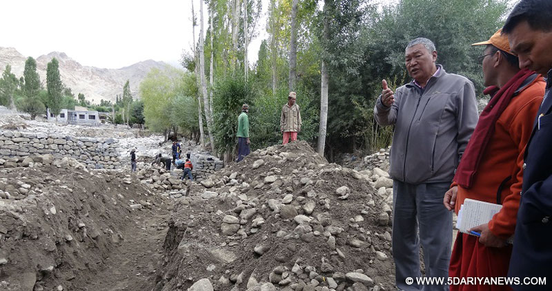 Chhering Dorjey reviews relief, rehabilitation of disaster victims in Leh