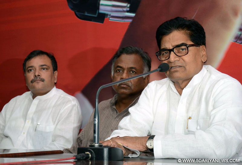 Lucknow: Samajwadi Party leader Ramgopal Yadav addresses a press conference in Lucknow, on Sep 3, 2015.