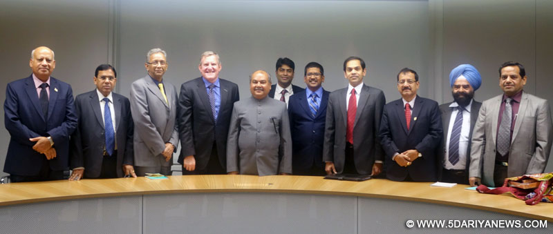 The Union Minister for Mines and Steel, Shri Narendra Singh Tomar meeting his Australian counterpart, Minister for Industry, Science and Resources, Mr. Ian Macfarlane, in Sydney on September 02, 2015.