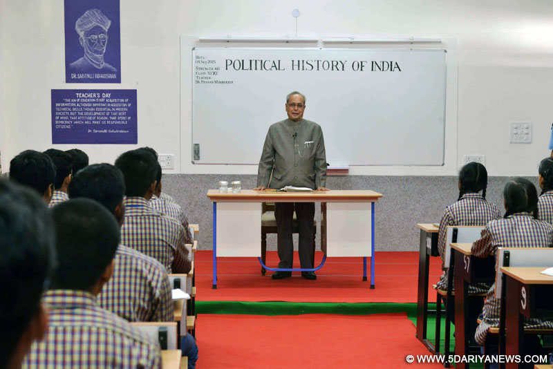 New Delhi: President Pranab Mukherjee takes class at Dr. Rajendra Prasad Sarvodaya Vidyalaya on the eve of Teacher