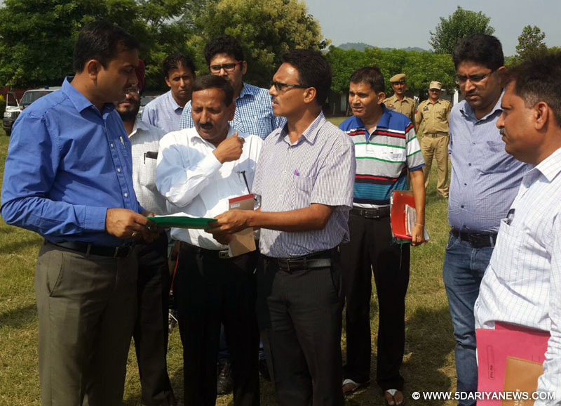 DC Kathua visits Basohli , Inspects health centres, schools and government offices