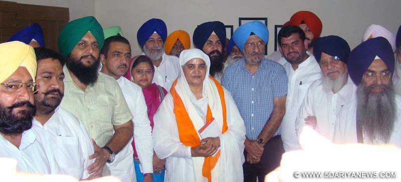 ਪ੍ਰਧਾਨ ਇਸਤਰੀ ਅਕਾਲੀ ਦਲ ਬੀਬੀ ਜਗੀਰ ਕੌਰ ਨੂੰ ਸਨਮਾਨਿਤ ਕਰਦੇ ਹੋਏ ਅਗਾਲੀ ਆਗੂ।