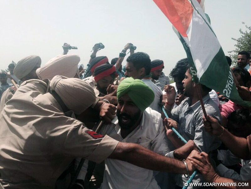 ਟੋਲ ਪਲਾਜਾ ਦੀ ਨੀਂਹ ਪੁੱਟਣ ਜਾਂਦੇ ਯੂਥ ਕਾਂਗਰਸੀਆਂ ਤੇ ਪੁਲਿਸ ਵਲੋਂ ਹਲਕਾ ਲਾਠੀਚਾਰਜ