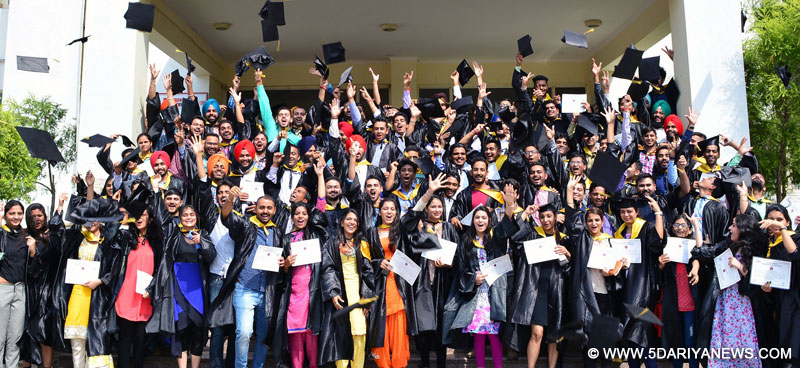 चंडीगढ़ यूनिवर्सिटी इंस्टीट्यूट ऑफ इंजीनियरिंग (यू. आई. ई.) घड़ूंआं की कॉनवोकेशन दौरान डिगरियाँ हासिल करने के उपरांत २०१४ बैच के पास आउट इंजीनियरिंग विद्यार्थी ख़ुशी का इज़हार करते हुए।