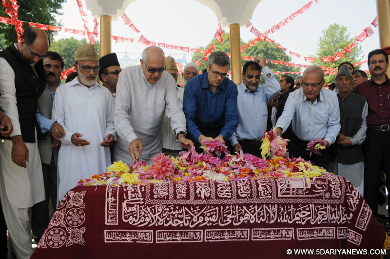  National Conference (NC) president Farooq Abdullah and Omar Abdullah offer Fateha -prayers- for National Conference Sheikh Mohammed Abdullah on his death anniversary in Srinagar, on Sep 8, 2015. 