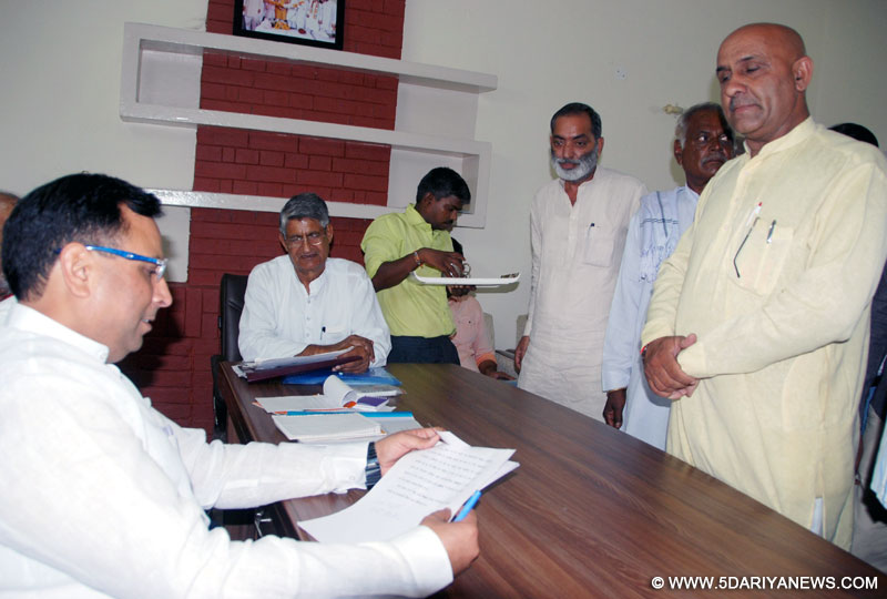 हरियाणा के वित्त मंत्री कैप्टन अभिमन्यु भाजपा कार्यालय, चंडीगढ़ में लोगों की समस्याएं सुनते हुए.