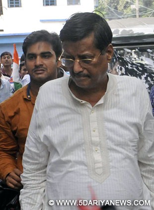 Ramesh Gandhi, the owner of news channels Khaas Khabar and NE Bangla being taken to be produced in a Kolkata court in connection with Saradha chit fund scam in Kolkata, on Sep 8, 2015.