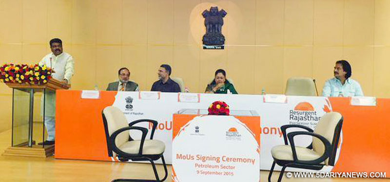 Dharmendra Pradhan addressing the gathering at the signing ceremony of MoUs in oil and gas with the Rajasthan Government, in Jaipur on September 09, 2015. The Chief Minister of Rajasthan, Smt. Vasundhara Raje is also seen. 